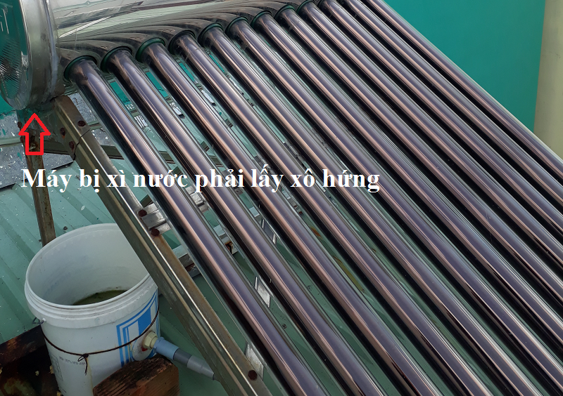 máy bị chảy nước phải lấy xô hứng