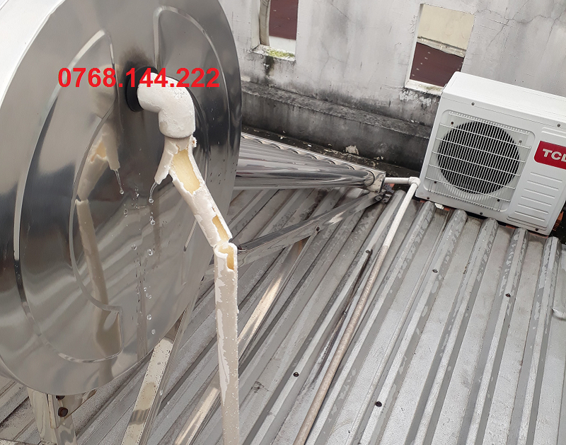 ống dẫn nước ra vào máy năng lượng hư hỏng