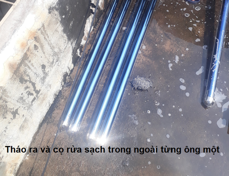 vệ sinh sạch trong ngoài ống năng lượng măt trời