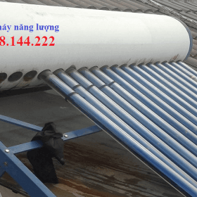 Thợ sửa máy nước nóng năng lượng mặt trời