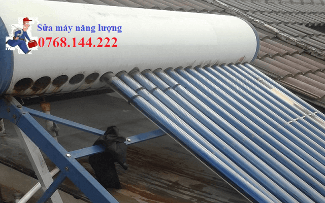Thợ sửa máy nước nóng năng lượng mặt trời